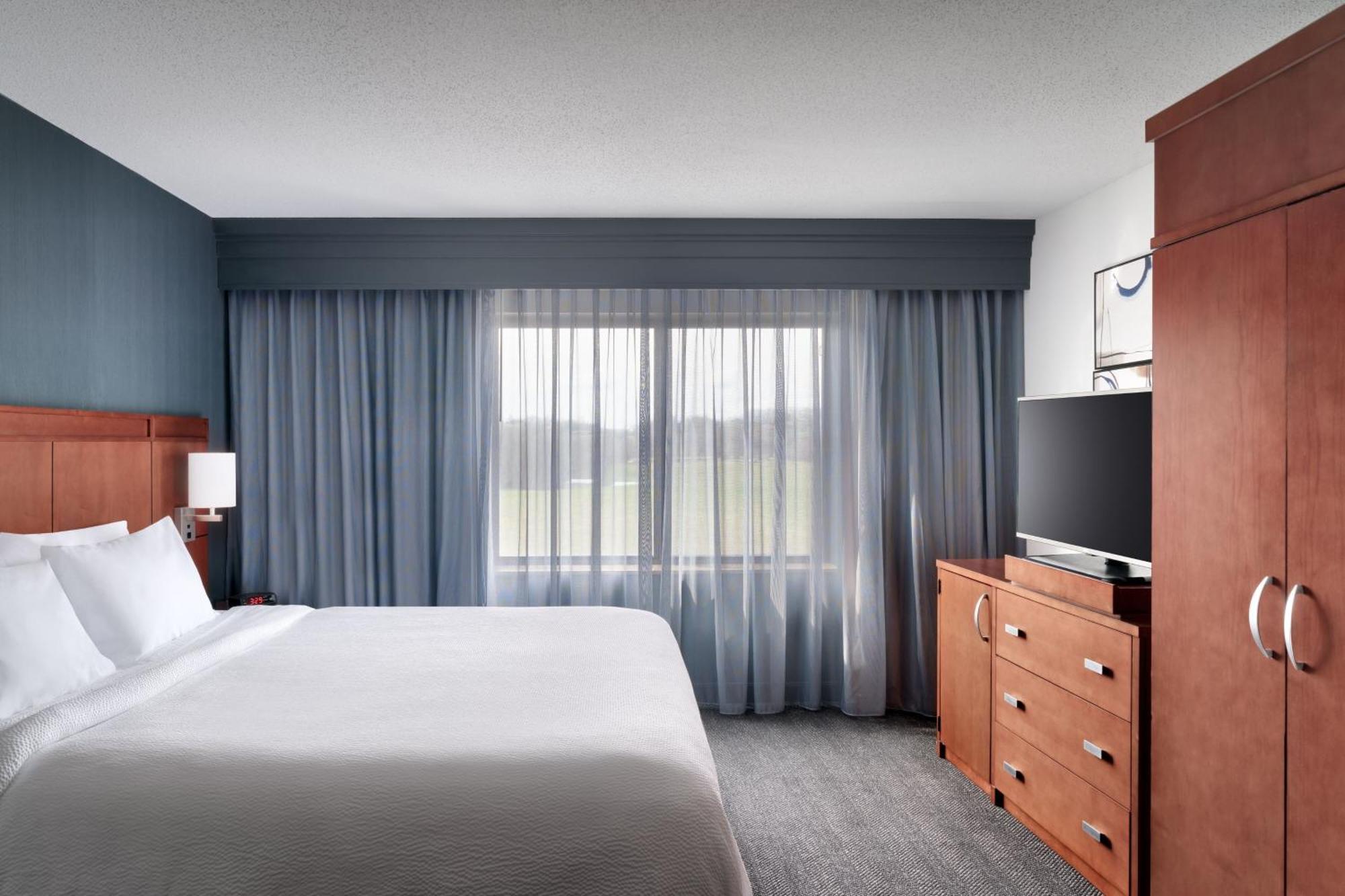 Courtyard By Marriott Johnson Hotel